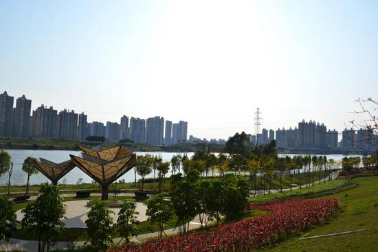 從東平半島一直往東,沿岸濱水宜居住居備受認可,特別是德威朗琴灣