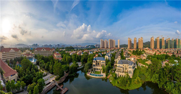 江南社区所位于的佳兆业东江新城项目,自2010年面世以来,伴随惠州博罗